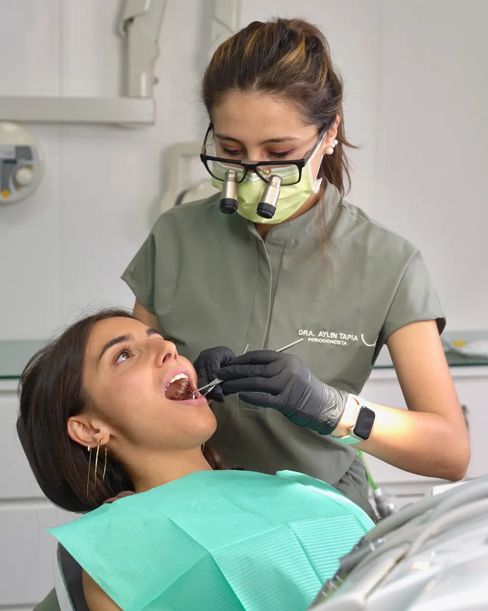 Periodoncista tratando a una paciente en nuestra clínica dental de Hortaleza, Madrid